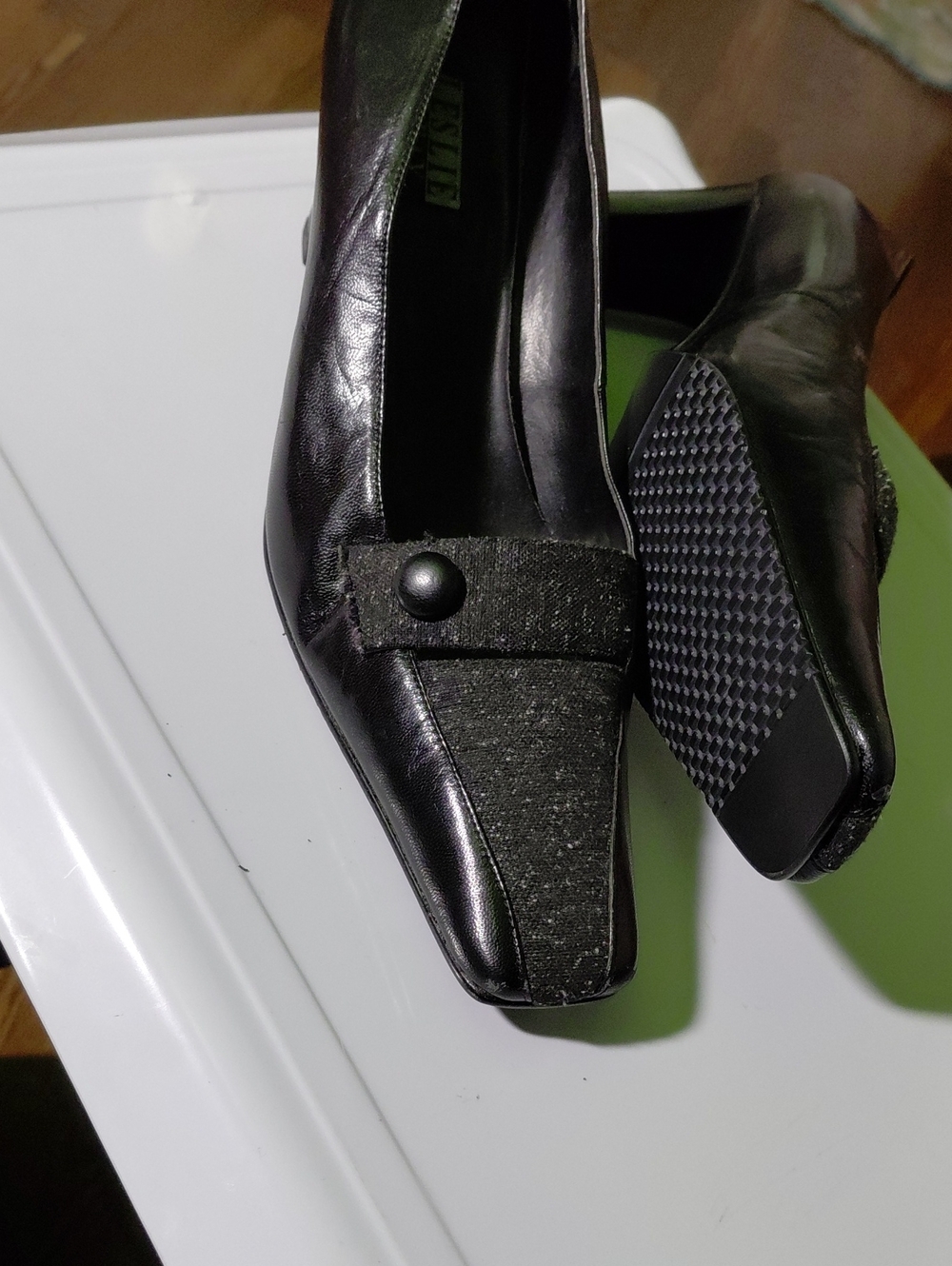 Leslie Fay Black Pointed Toe Pumps